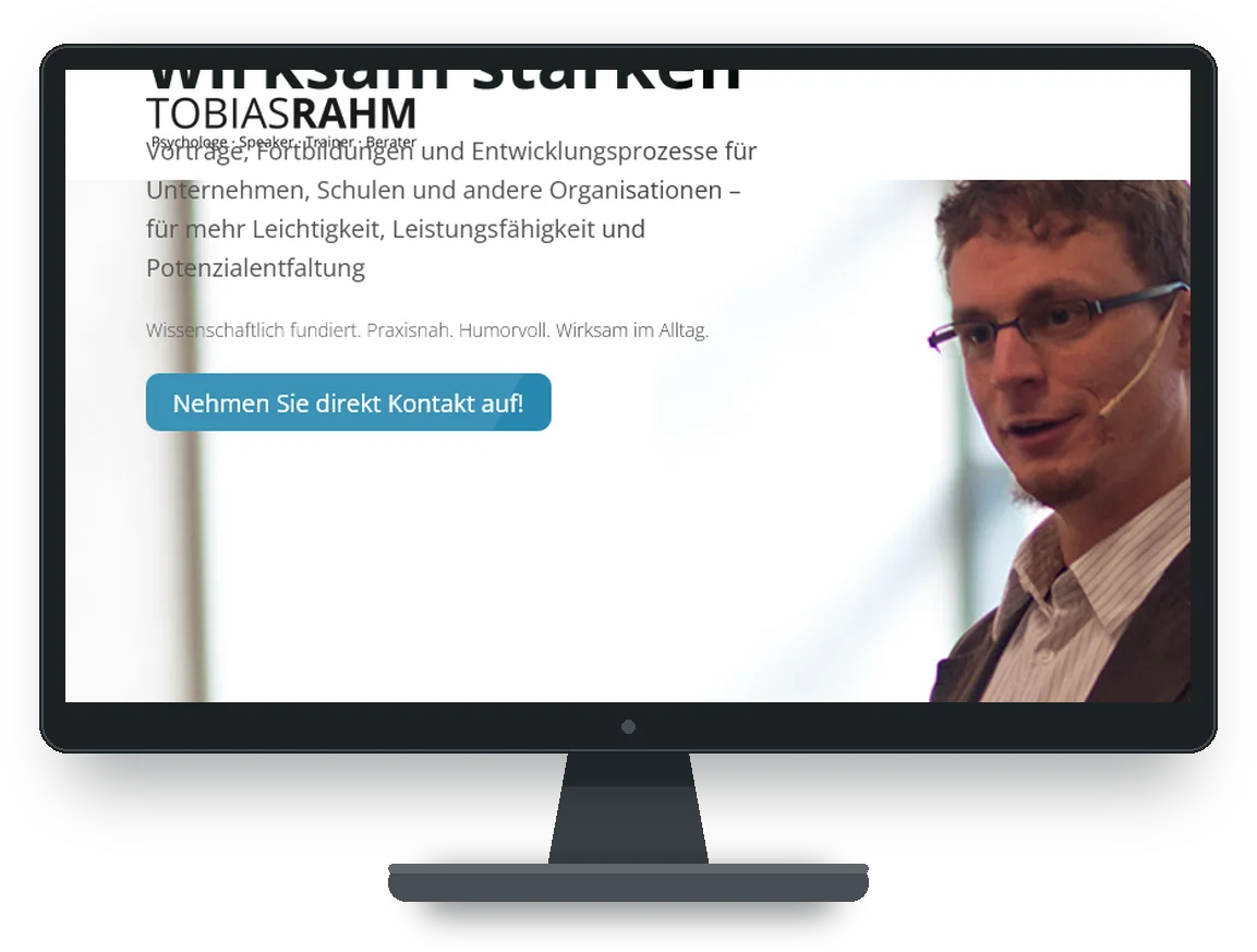Website von Dr. Tobias Rahm auf einem Monitor